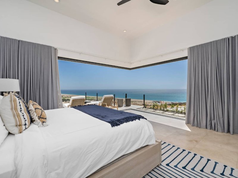 Dormitorio con vista al mar de piso a techo en Ocean-View Villa en Quivira, Cabo San Lucas