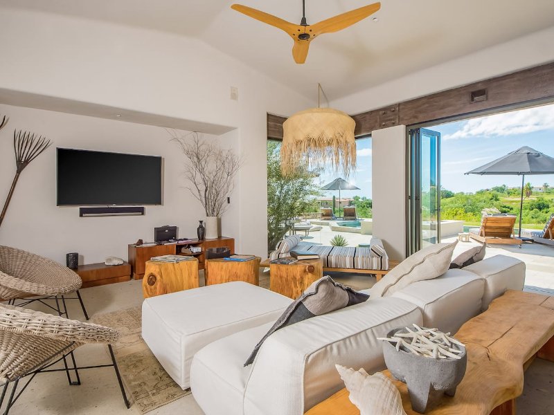 Sala de estar que da a la terraza de la piscina en Casa Naah Payil en Cabo del Sol, Cabo San Lucas