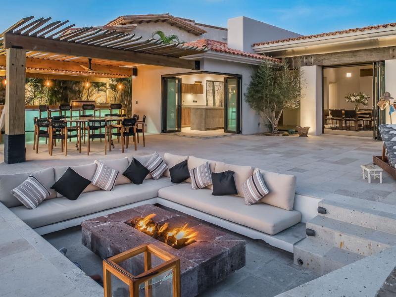 Salón hundido con fogón y comedor al aire libre en Casa Naah Payil en Cabo del Sol, Cabo San Lucas