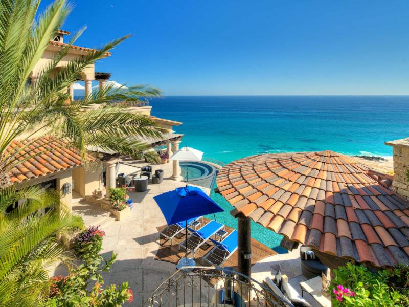 Terrazas de piscina sobre el Mar de Cortés en Seaside La Casita en Palmilla, Cabo Corridor