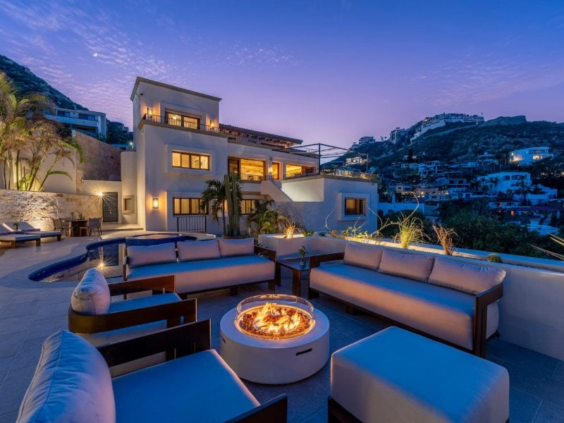 Salón en la azotea con fogón al atardecer en Casa La Piñata en Pedregal, Cabo San Lucas