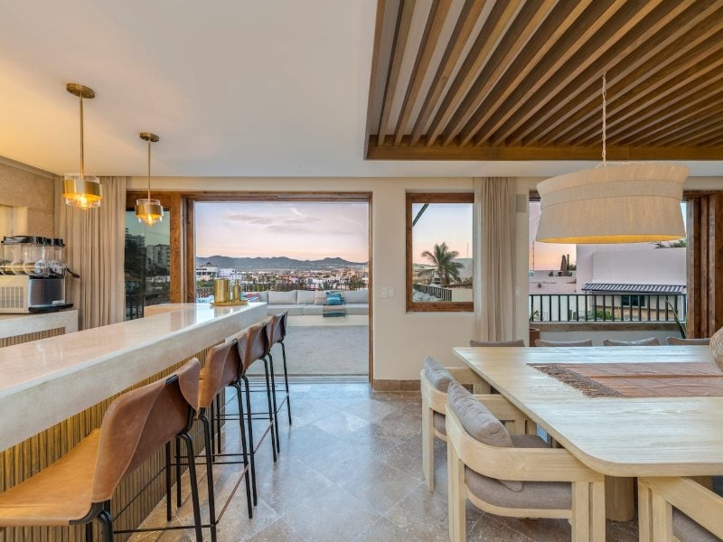 Barra de cocina y comedor con vistas a Cabo en Casa La Piñata en Pedregal, Cabo San Lucas