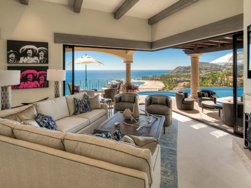 Sala de estar que da a una terraza con piscina y vista al mar en Seaside La Casita en Palmilla, Cabo Corridor