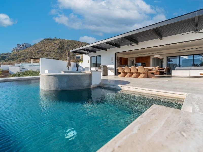 Piscina infinita y sala de estar al aire libre en Casa La Chula en Pedregal, Cabo San Lucas