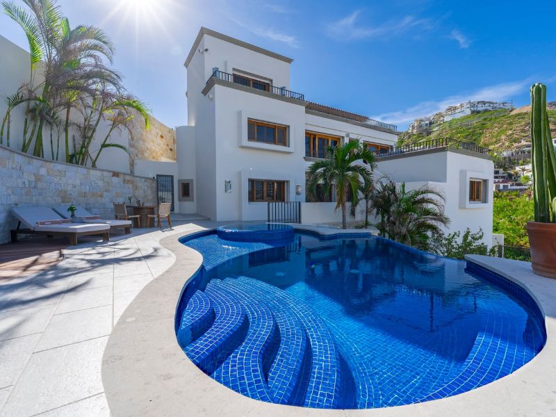 Piscina y villa blanca de varios niveles en Casa La Piñata en Pedregal, Cabo San Lucas