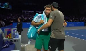 Cobolli llora tras retirarse del ATP 500 de Viena, Berrettini lo consuela y lo abraza: esta es la cara más bella del deporte