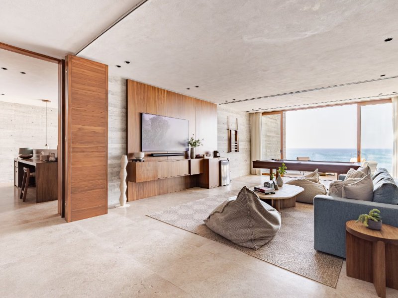 Sala con ventanales de piso a techo y vista al mar en Casa Karina en Punta Mita