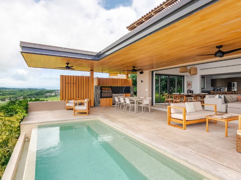 Piscina y terraza cubierta con vista a la Bahía de Litibu en Casa Juntos, una villa en la ladera de una colina en Punta Mita