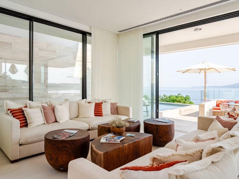 Sala con sofás blancos y vista al mar en Casa Dinamita en Kupuri, Punta Mita