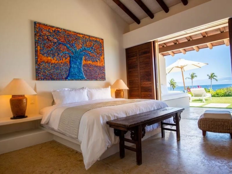 Dormitorio con una pintura colorida y vistas al jardín en Casa Agua en Lagos del Mar, Punta Mita