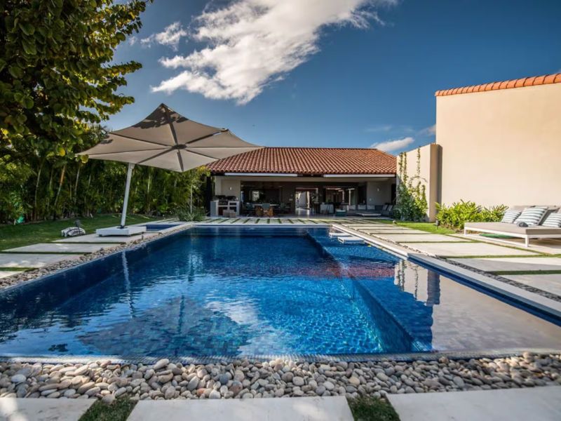 Piscina infinita y jardín en la villa Casa Agua en Lagos del Mar, Punta Mita