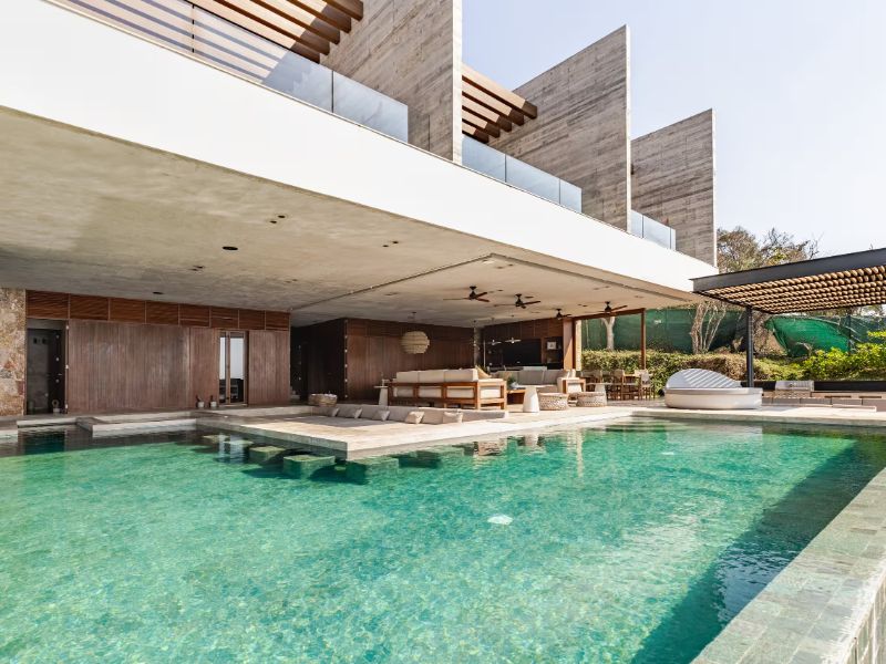 Piscina larga a lo largo de las terrazas de Casa Karina, frente a las Islas Marietas en Punta Mita