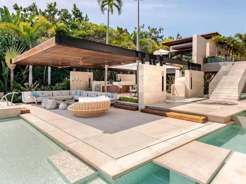 Salón al aire libre y piscinas en la villa Casa Colmena en Kupuri, Punta Mita