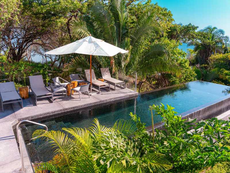 Piscina infinita y tumbonas rodeadas de selva en Casa Niyé, una villa de Punta Mita en Bolongo