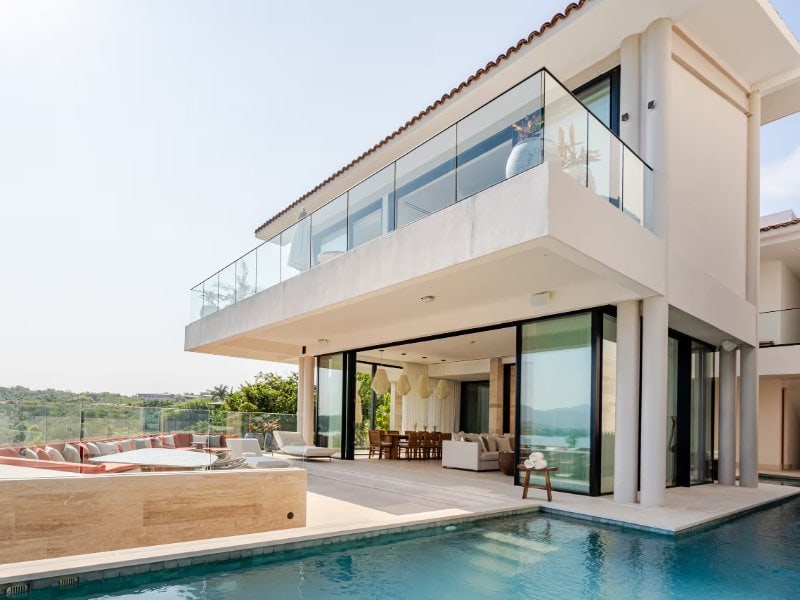 Piscina y terrazas de varios niveles de la villa Casa Dinamita en Kupuri, Punta Mita