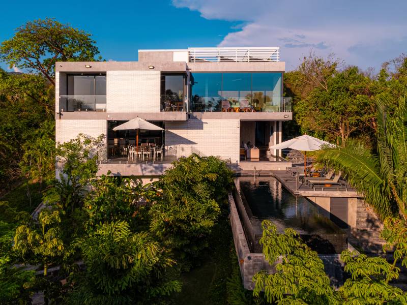 Vista aérea de Casa Niyé, una moderna villa en la jungla con piscina privada en Bolongo, Punta Mita