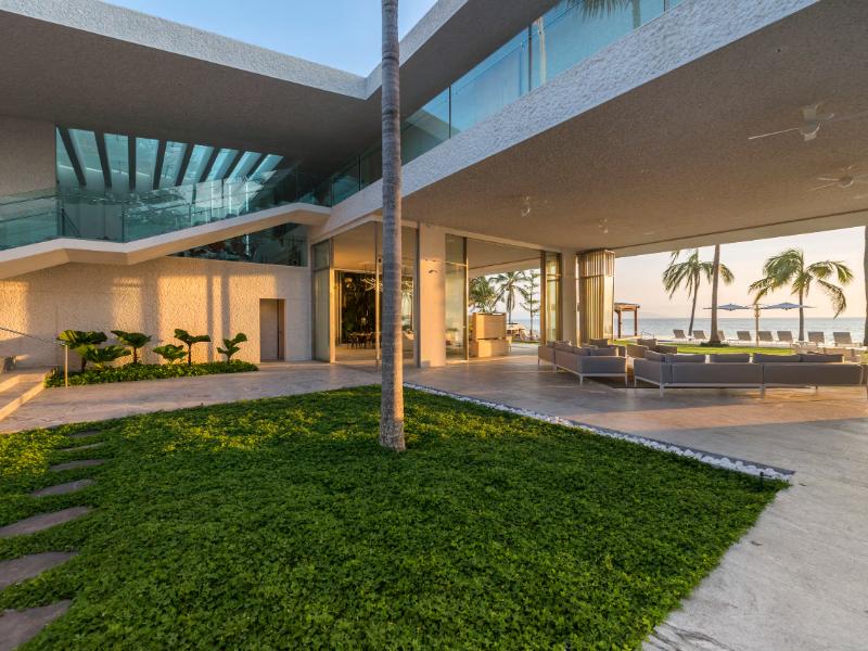 Césped y sala de estar al aire libre en la villa Breeze 5-18 en Punta Mita