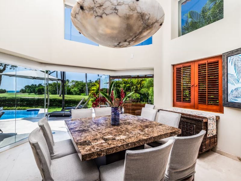 Comedor con vista al jardín y al mar en una villa con vista al mar en Las Palmas, Punta Mita