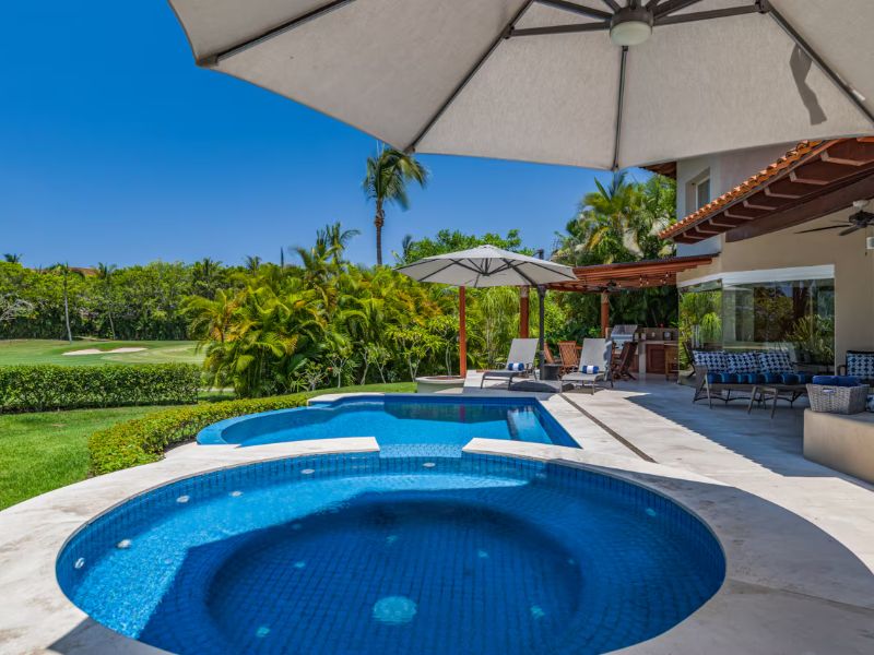 Piscina y jacuzzi con vista al jardín en una villa con vista al mar en Las Palmas, Punta Mita
