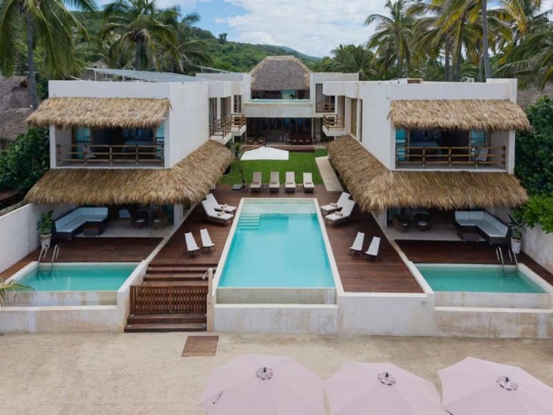 Vista aérea de las albercas y palapas de Villa Chukum en Playa Litibú, Punta Mita