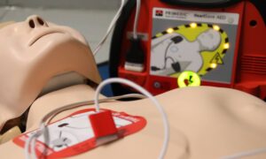 Desfibriladores obligatorios en 1.800 restaurantes y cursos gratuitos de salvamento: la iniciativa “Roma Defibrilla” (que se replicará en todas las ciudades)