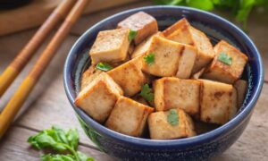 Estas son las mejores fuentes de proteínas según Cambridge: la primera es el tofu que supera al pollo, el atún y el queso