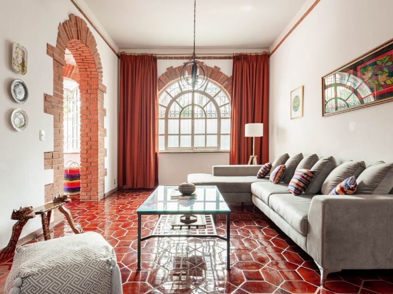 Sala de estar con ventanas en arco en la Casa Colonial con Jardín, un Airbnb de Coyoacán en la Ciudad de México