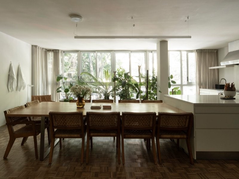 Mesa de comedor larga y cocina abierta en Casa TEO del chef Enrique Olvera, un Airbnb de Ciudad de México en Polanco