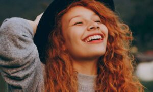 Los 5 hábitos de la felicidad que pueden ayudarnos a vivir mejor (y aún más)