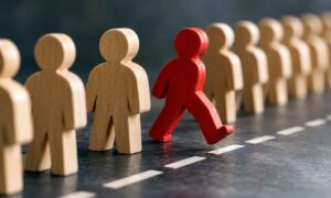 Sólo se necesitan unas pocas personas que rompan las reglas para influir en todo un grupo para que haga lo mismo.