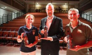 Welsh Shepherd Spirits presenta una gama de botellas de papel centradas en la conservación de los rinocerontes