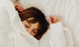 ¿Dormir más durante el fin de semana realmente compensa la pérdida de sueño?