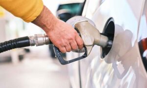 ¿Por qué nuestro cerebro odia tanto bombear gasolina (especialmente cuando suben los precios del combustible)?